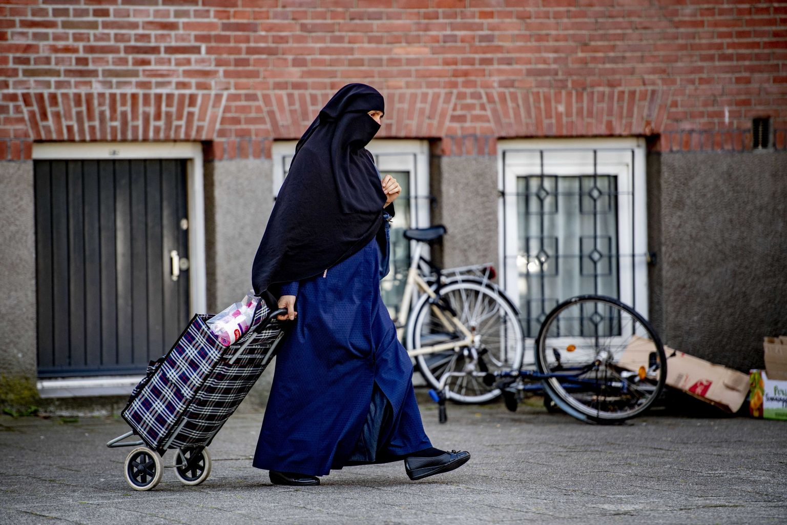 Nägu katvat niqab'i kandev naine Rotterdamis. Tänasest võib teda sellise rõivastusega bussi või haiglasse sisenemise eest oodata Hollandis trahv.