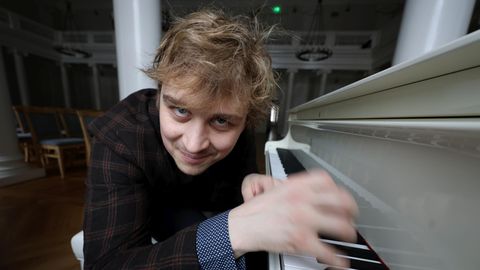 FOTOD ⟩ Tipp-pianist Johan Randvere saabus roosiaeda uue kallima Ketlin Oja seltsis