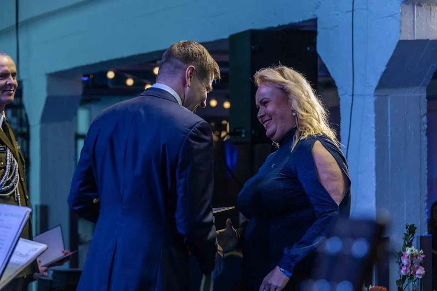 Rakvere linnapea Triin Varek võtab kaitseminister Hanno Pevkurilt vastu kuldrinnamärgi.