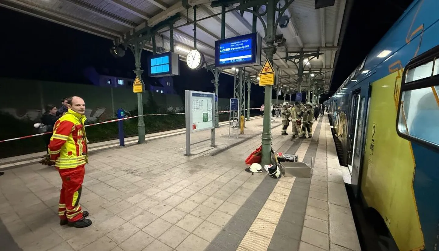 Päästjad reede õhtul Lehrte raudteejaamas Saksamaal aitamas rongiistme vahele kinni jäänud meest.