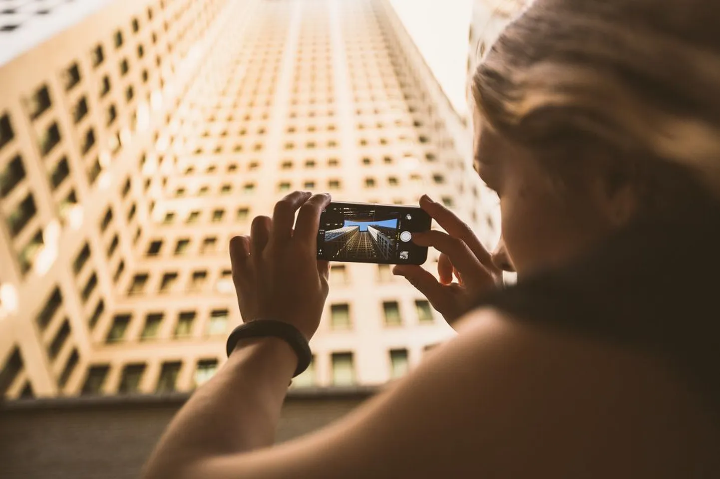 Kui senise harjumuse läbi lülitatakse tihti andmerändlus nutitelefonis välja, siis uue Mobiilse elu paketiga pole seda mõtet teha - jaga oma emotsioone, fotosid ja vajalikku infot koduste ja kolleegidega!