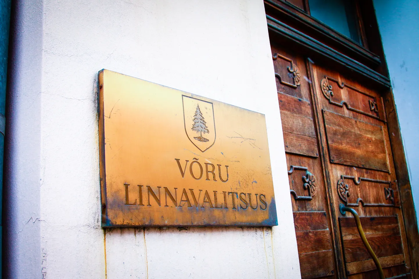 Võru Linnavalitsuse sotsiaaltööosakonna juhataja ütleb, et mees on varem olnud suunatud eluruumi teenusele, kus tal tekkisid makseraskused ja ta lahkus korterist arvet tasumata.