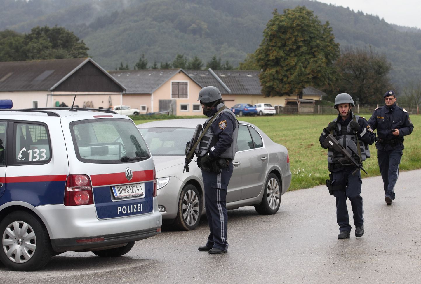 Austrias leiti neli inimest tapnud salaküti kodust suur relvaarsenal. Fotol politsei eriüksus sündmuskohal