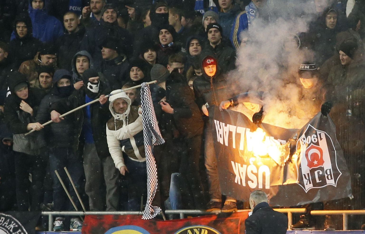 Dinamo fännid põletavad Besiktase lippu.