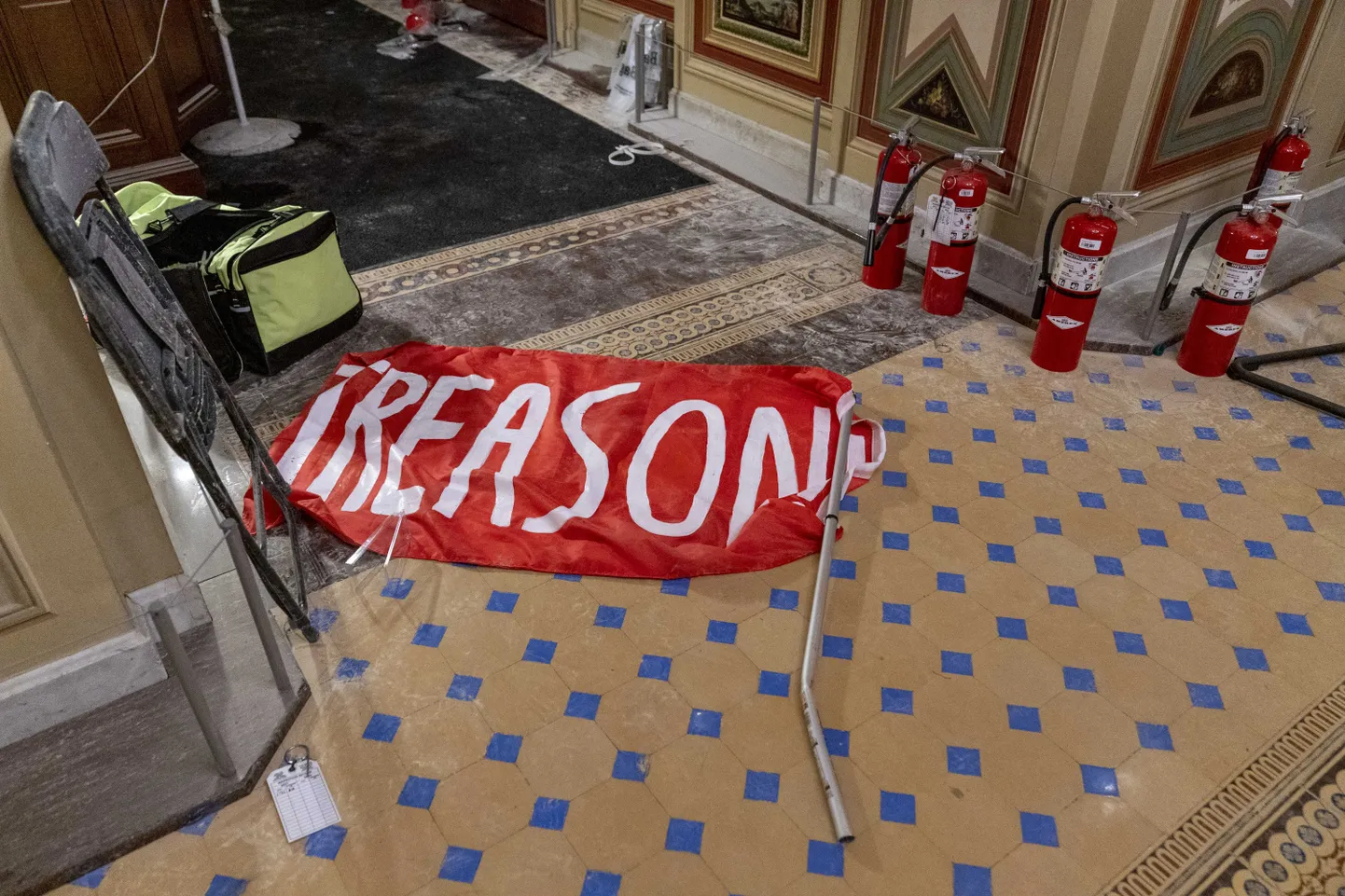 Loosung kirjaga «Riigireetmine» 7. jaanuaril pärast protestijate lahkumist Kapitooliumilt Washingtonis.