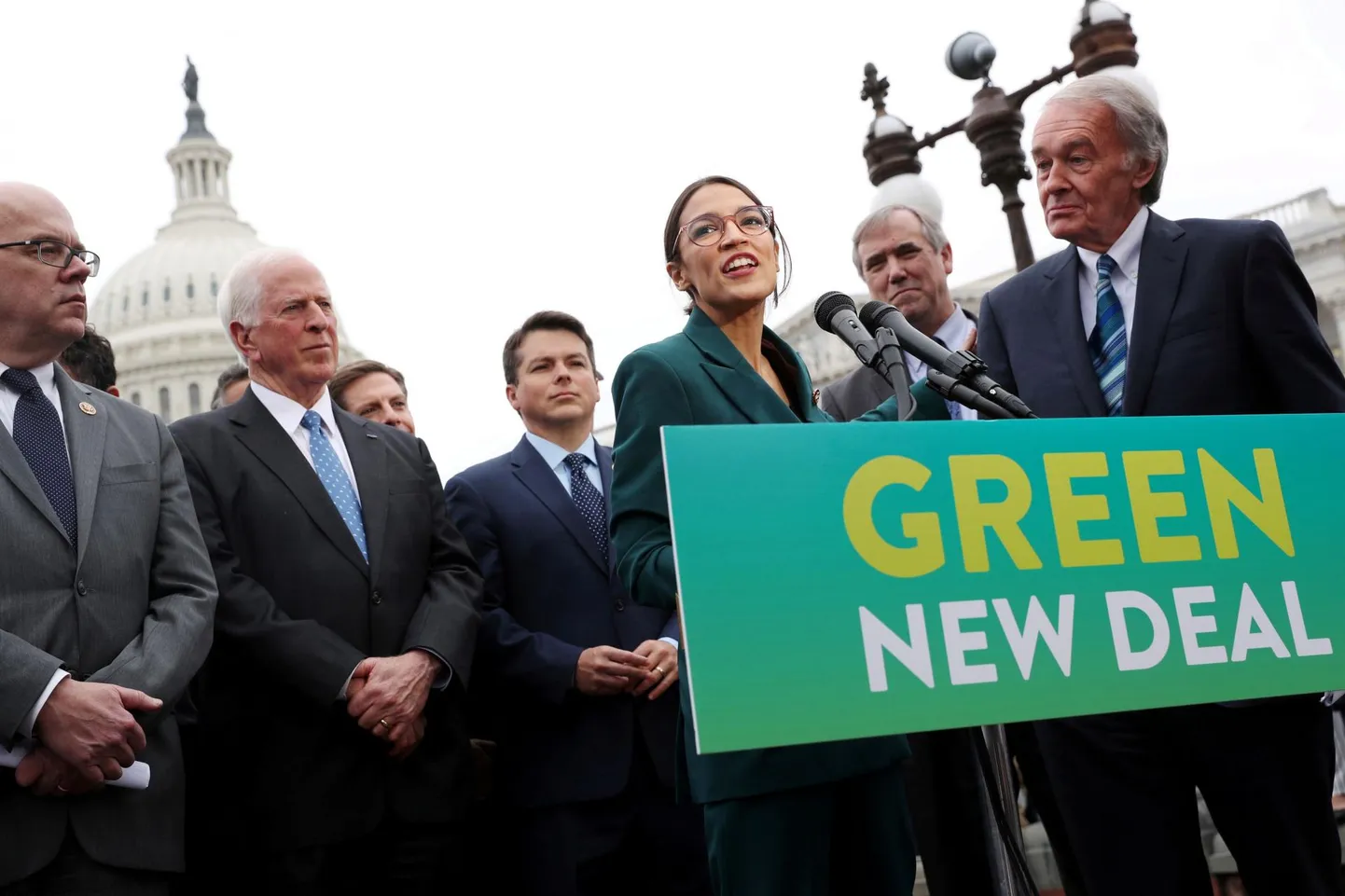 Demokraadid: esindajate koja liige Alexandria Ocasio-Cortez ja senaator Ed Markey tänavu veebruaris Washingtonis uuele rohelisele tehingule pühendatud pressikonverentsil.