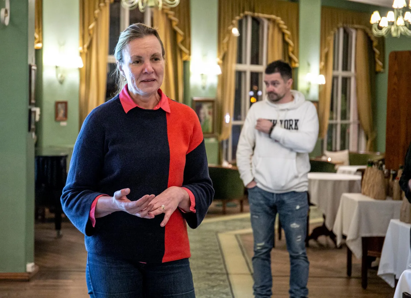 Pommeljee Kaire Jakobson korraldas Café Grandis käsitöösiidrite Pärnu vooru, taamal Peterburi tootjate esindaja Valeri ­Voronin.