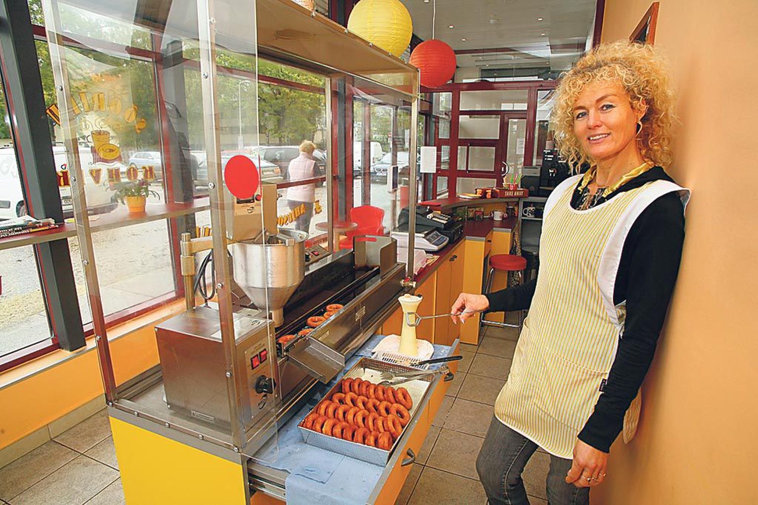 “Ma poleks kunagi arvanud, et valmistan inimestele toitu,” lausub sõõrikukohviku omanik ja küpsetiste valmistaja Reene Kollom.