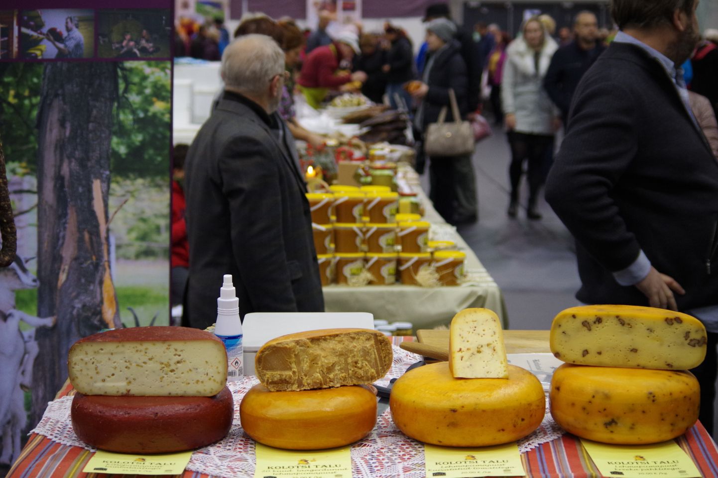 Võrumaalt võetakse tallinlaste tarbeks kaasa mitu juustukera ja muud head-paremat kohalikelt käsitöötoidu tootjatelt.
