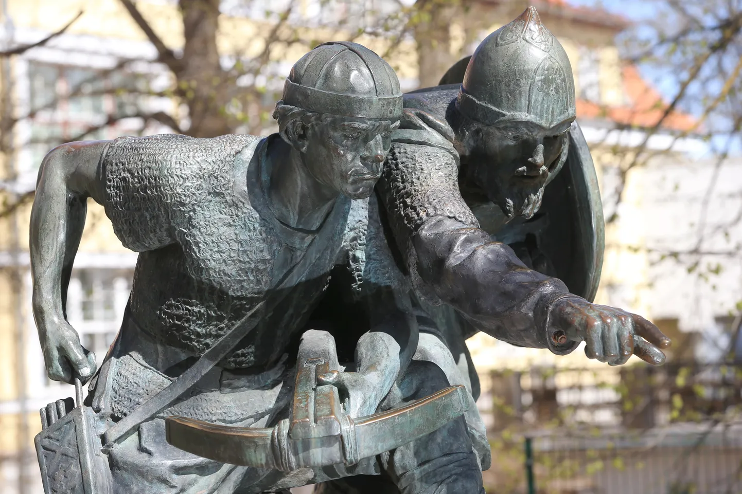 Skulptuuri «Vjatško ja Meelis Tartu kaitsel» seisab varjulises kohas Kassitoome oru lähedal.