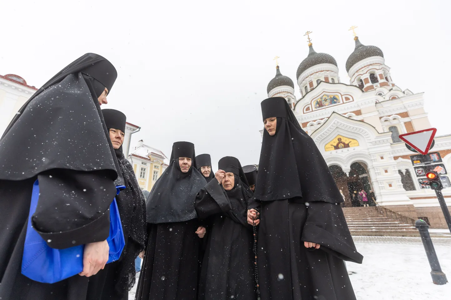 В понедельник, 17 февраля настоятельница монастыря игуменья Филарета вместе с другими монахинями прибыла в Рийгикогу, чтобы вручить прошение о сохранении прежнего статуса монастыря.