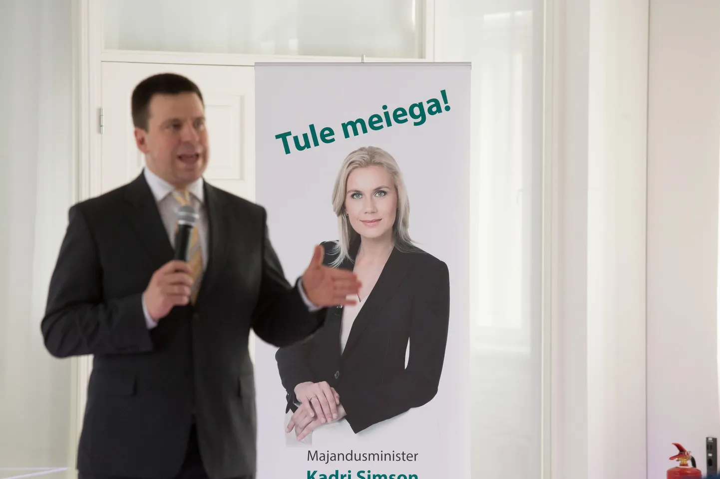 Jüri Ratas, selja taga plakat Kadri Simsoniga