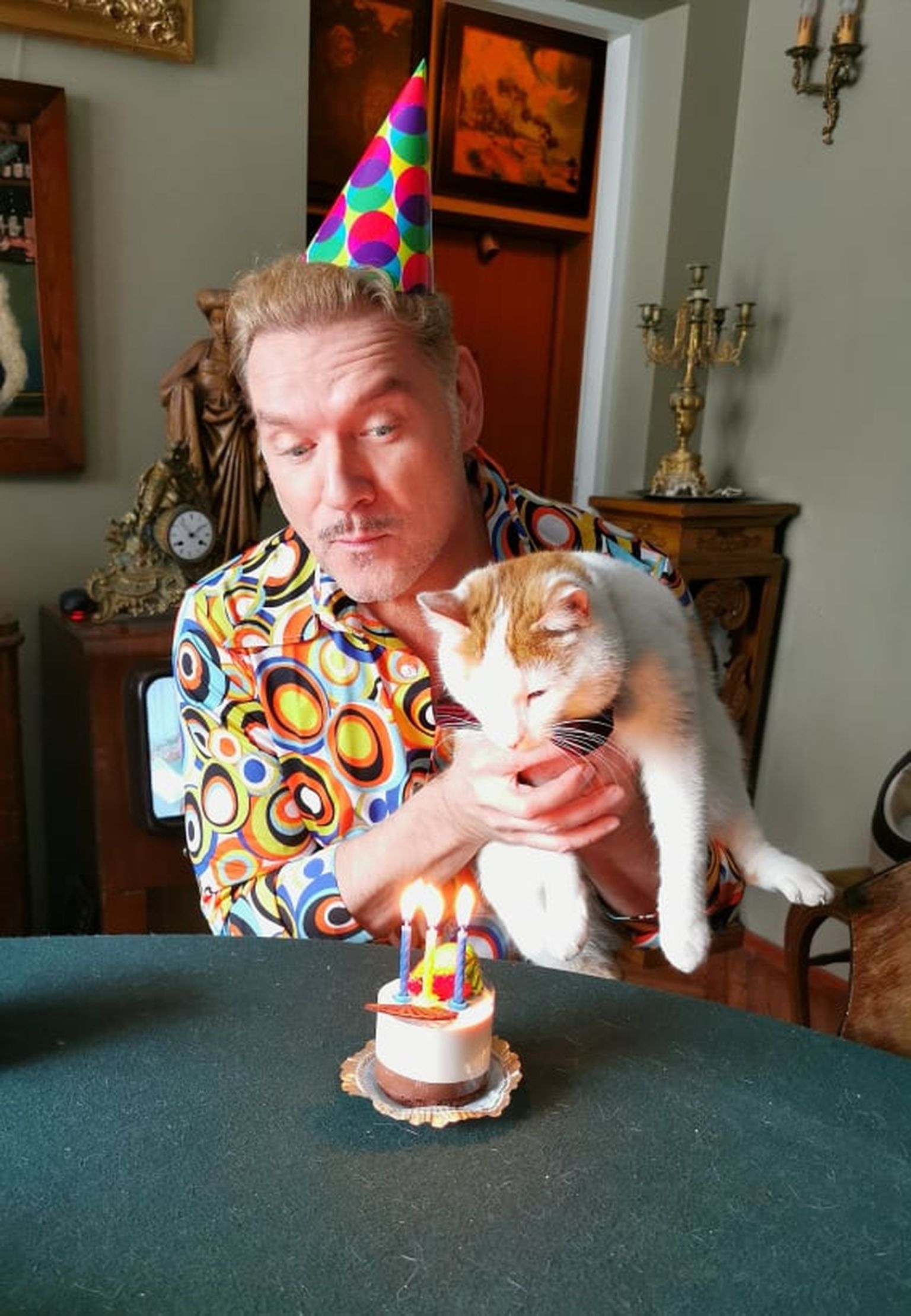 Mart Sander pidamas kassi sünnipäeva.