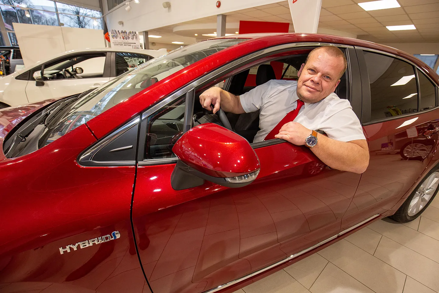 Amservi Paide esinduse müügijuht Kaido Laanvee hübriidauto roolis.