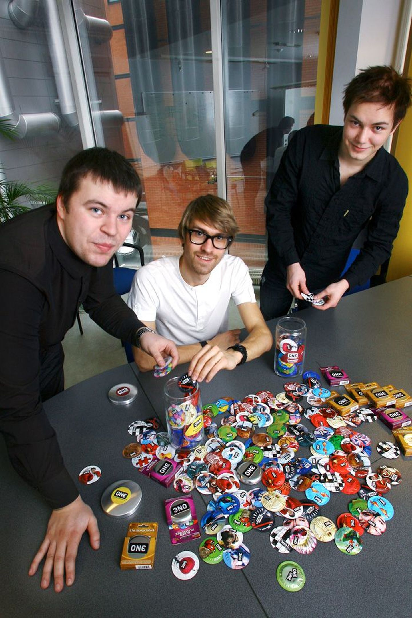 Firma Vincent Holding töötajad (vasakult) Rainer Eiland, Artur Sadovski ja Peedu Tuisk loodavad lõbusas pakendis kondoomidega võita noorte poolehoiu ja vallutada kolmandiku Eesti kondoomiärist.