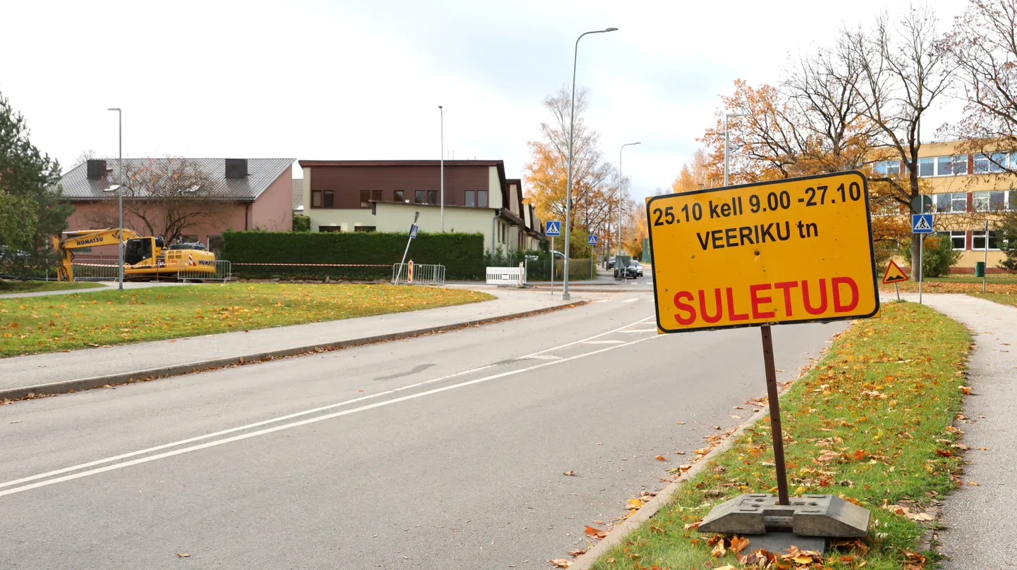 Täna pääsesid liiklejad Veeriku ja Tulbi tänava ristmikult veel läbi, reede hommikust on ristmik liiklusele suletud.