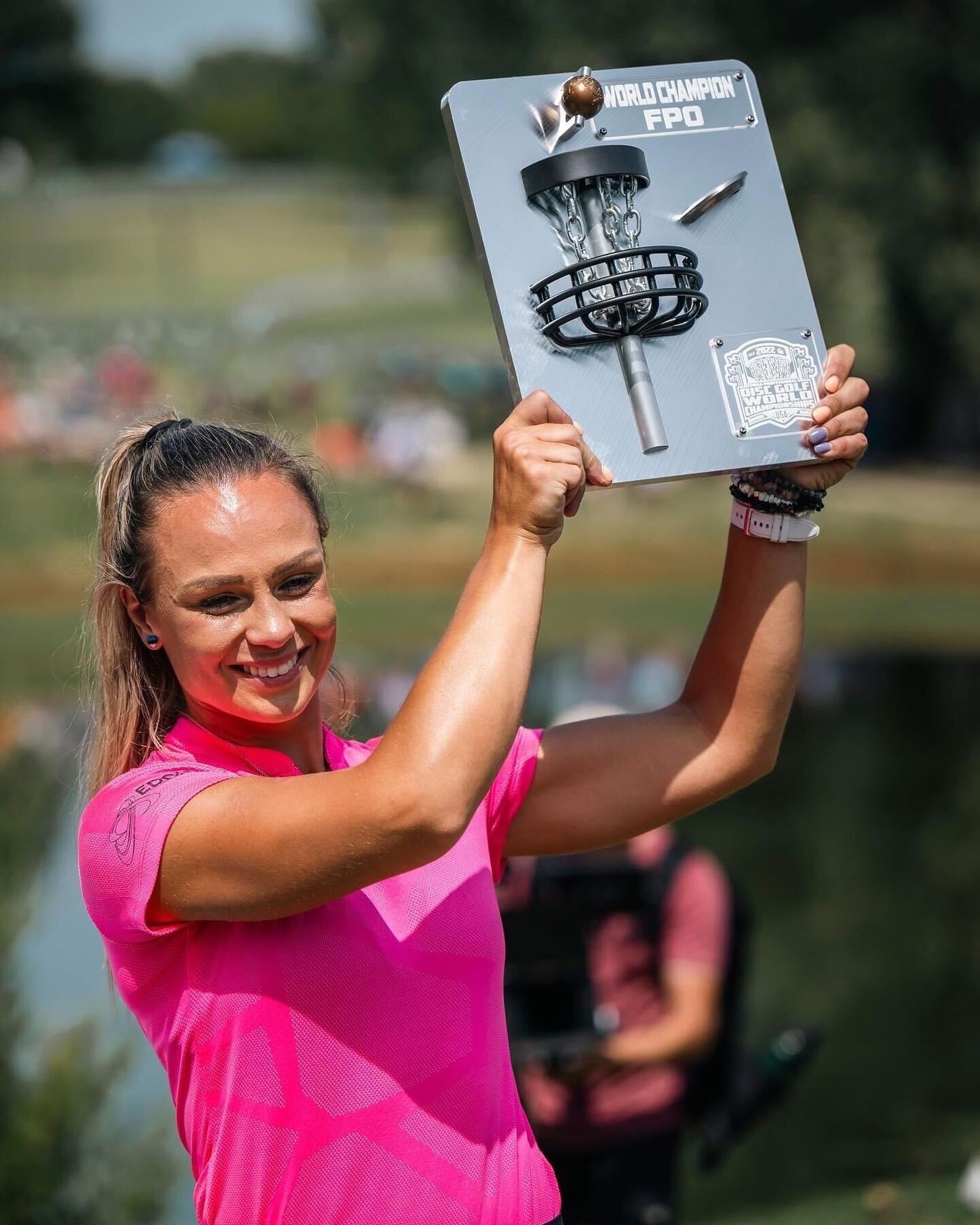 Кристин Таттар смогла в выходные в США поднять над головой трофей чемпионки мира по диск-гольфу.