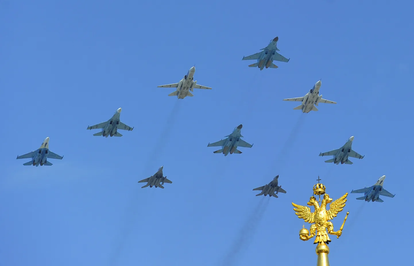 Ründelennukid SU-24 ja pommituslennukid SU-34, hävituslennukid SU-27 ja MACH-2 ning MIG-29 Moskva kohal.