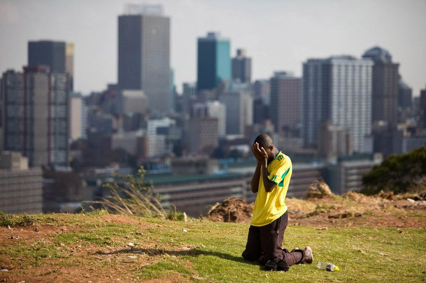 Kas kõigevägevam on kurt? Lõuna-Aafrika Vabriigi meeskonna võistlusvormis mees palvetamas Johannesburgis Ellis Parki staadioni lähedal oma lemmikute võidu nimel. Aga palved ei aita. LAV kaotas ka oma teise mängu — Uruguayle alistuti koguni 0:3.