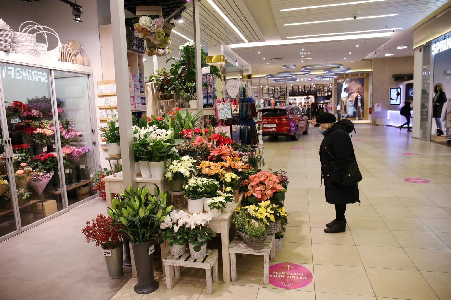 Jardini lillepood kaubamajas veel töötab, aga mida suuremaks lähevad nakatunute arvud, seda vähemaks jääb ostjaid.  Sille Annuk