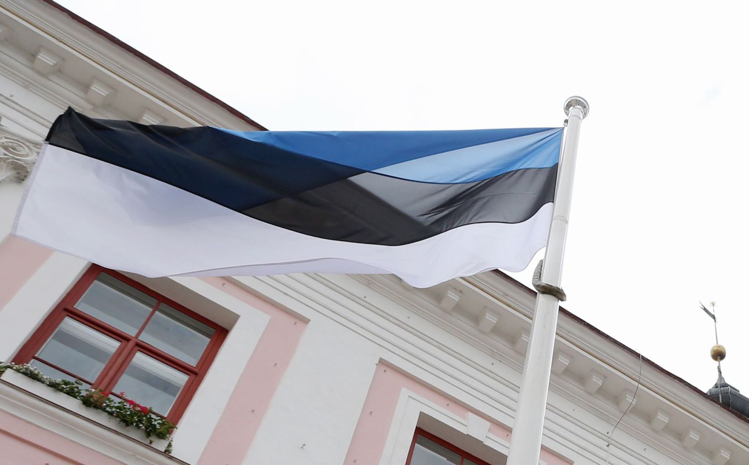Eesti lipp Tartu raekoja ees.