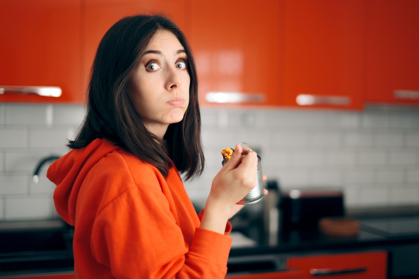 Женщина ест консервы. Иллюстративное фото