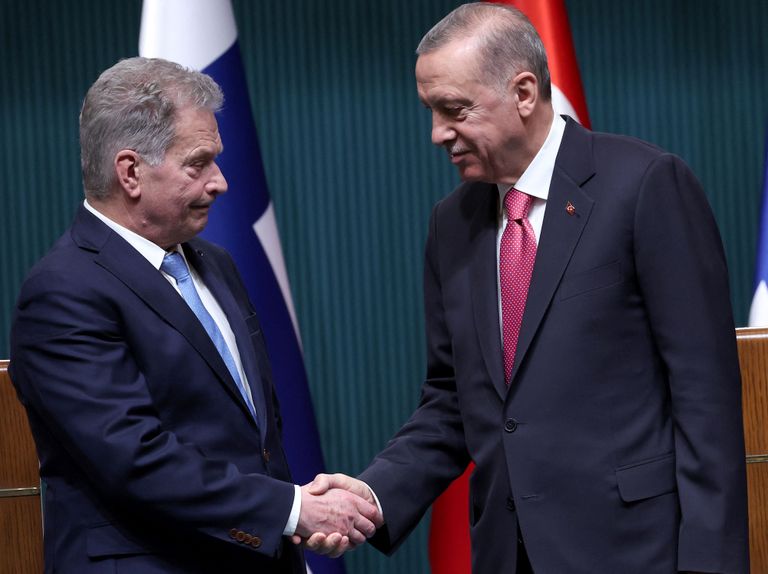 Президент Турции Реджеп Тайип Эрдоган и президент Финляндии Саули Ниинистё обмениваются рукопожатием после совместной пресс-конференции, состоявшейся после их встречи в президентском комплексе в Анкаре, 17 марта 2023 года.