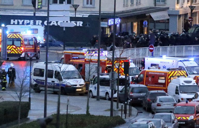 Pariisis kiirabi ja politsei pärast Charlie Hebdo rünnakut sündmuskohas
