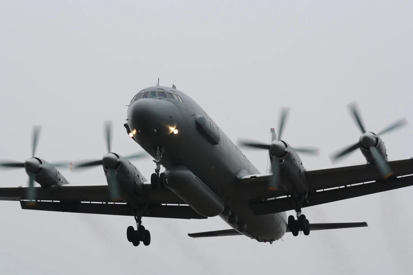 На снимке Ил-20, который хоть и отличается от Ил-22, внешне очень на него похож.