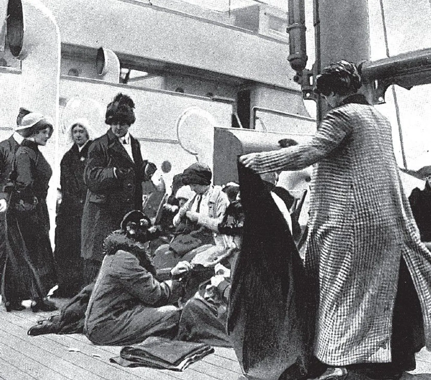 Titanicult saadeti välja nii SOS kui selle eelkäija CQD, kuid sellegipoolest pääses legendaarselt aluselt üsna vähe inimesi, sest läheduses asuvad  laevad ei võtnud uppumatuks kuulutatud sõsara appihüüet tõsiselt.  See-eest sai just kogu maailma okeerinud laevahukust sündmus, tänu millele hakati SOSi laiemalt kasutama. Pildil on Titanicult päästetud Carpathia-nimelisel appi sõitnud laeval.
