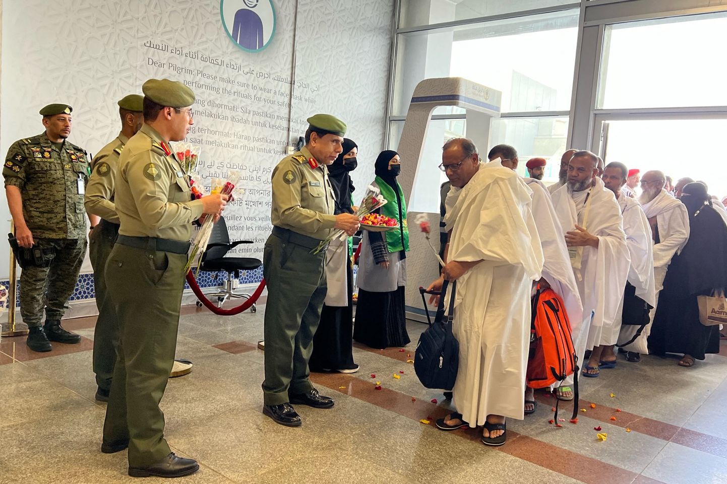 Julgeolekutöötajad kontrollimas palverändureid Jeddahi lennujaamas.