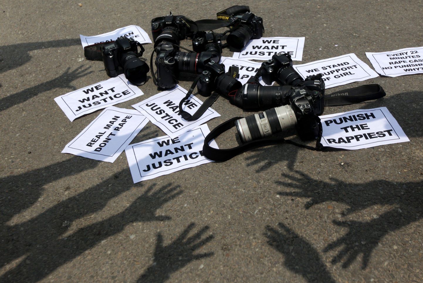 Fotoajakirjanikud korraldasid erinevais paigus Indias noore naisfotograafi vägistamise tõttu protestiaktsioone, kus nõudsid õiglust ning turvalisemat elukeskkonda.