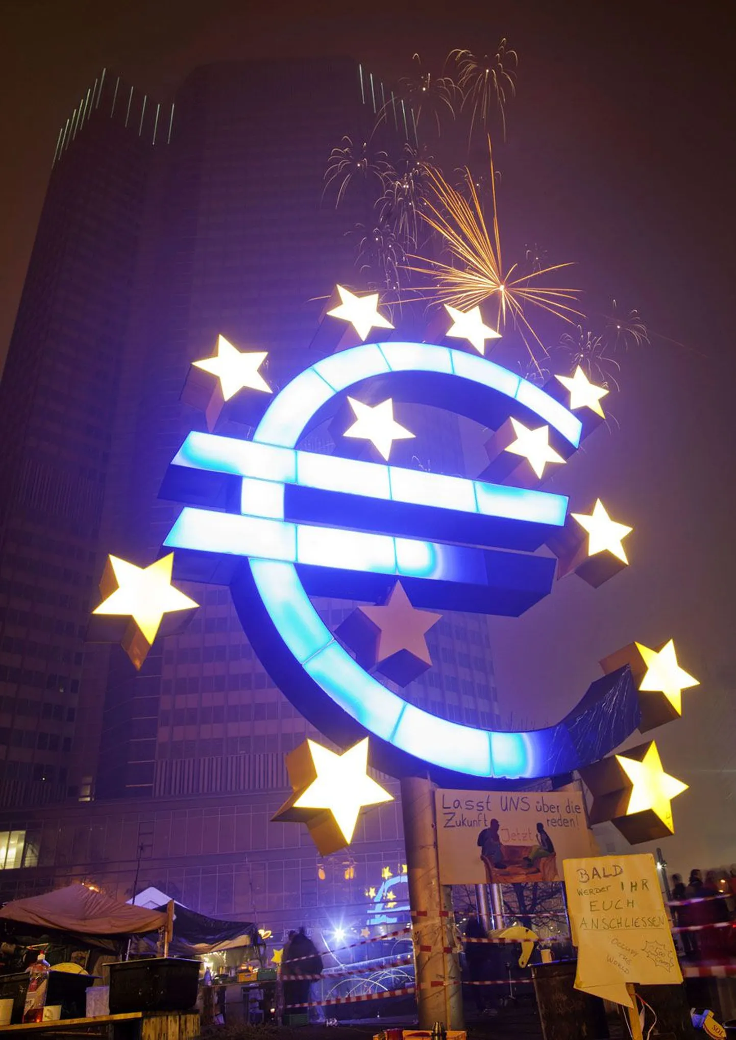 Uusaastaöö Frankfurdis Euroopa Keskpanga ees, samas kohas tähistati kümne aasta eest euro kasutuselevõttu.