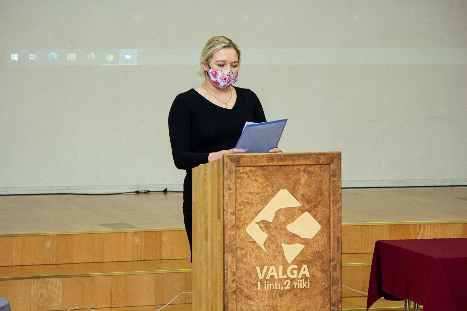 Valgalanna Jaanika Ptsolkina mõni aeg tagasi Valga vallavolikogus ettekannet tegemas.