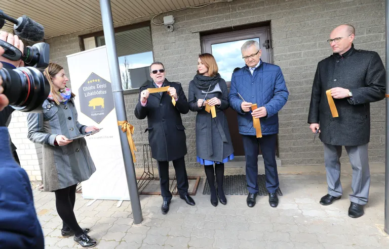 Ühistu Eesti Lihatööstus pidulik avamine aprillis 2017. Pildil lõikavad linti läbi Ühistu Eesti Lihatööstus nõukogu esimees Urmas Laht (vasakult), ühistu osanik Ave Haamer, EV maaeluminister Tarmo Tamm ja Maaelu Edendamise SA juhatuse esimees Raul Rosenberg. Foto: Margus Ansu/Tartu Postimees