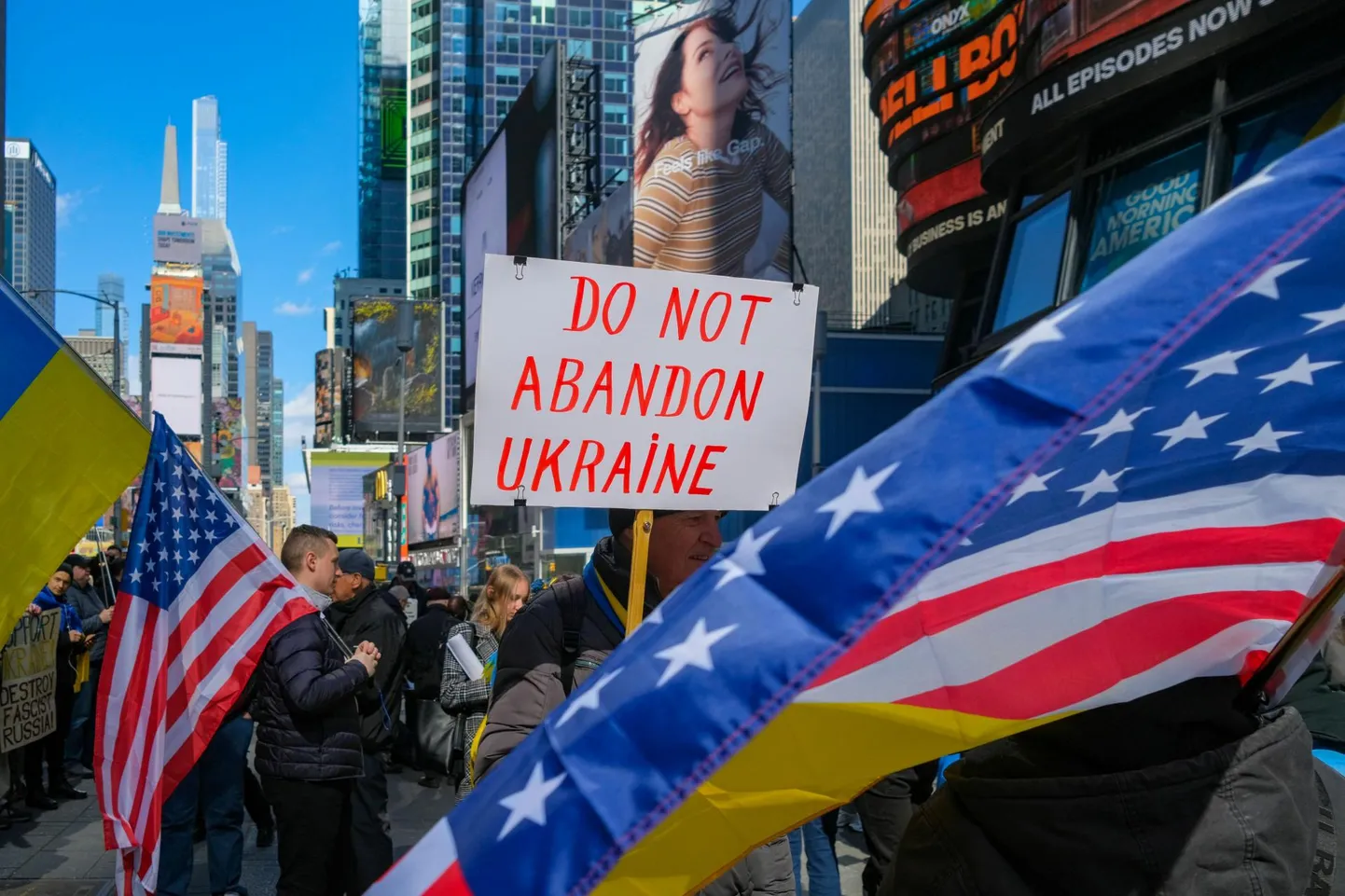 Ukraina toetusmeeleavaldus New Yorgis Times Square’il.