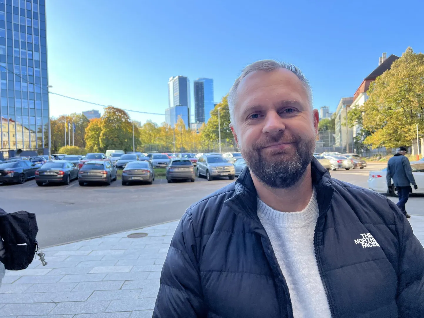 Filmioperaatoriks õppinud Aivo Ermi võib praegu näha hoopis ETV2 ekraanil viipekeelsete uudiste ankruna. Ka on ta väikeste kurtide laste õpetaja Heleni koolis.