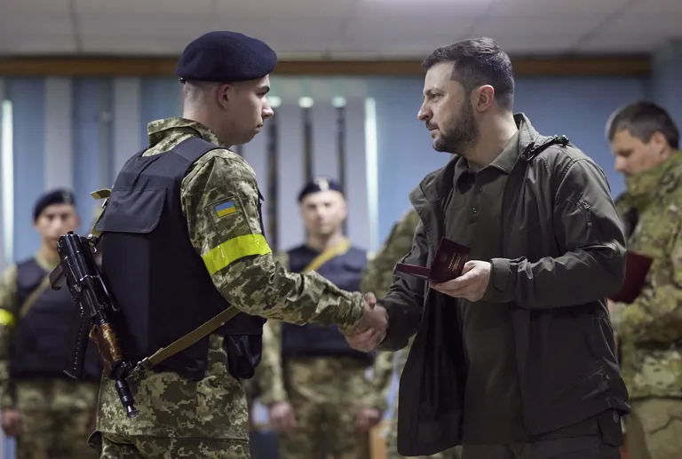 Владимир Зеленский вручил награды военным в Харьковской области