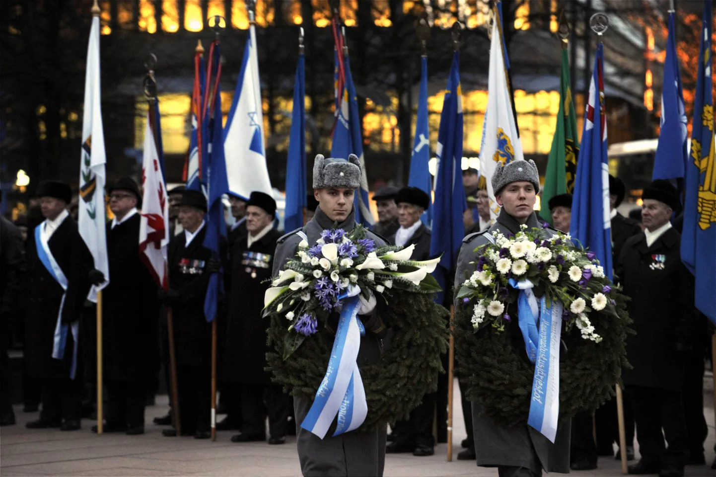 Soome sõdurid Carl Gustaf Mannerheimi monumendile pärga panemas.