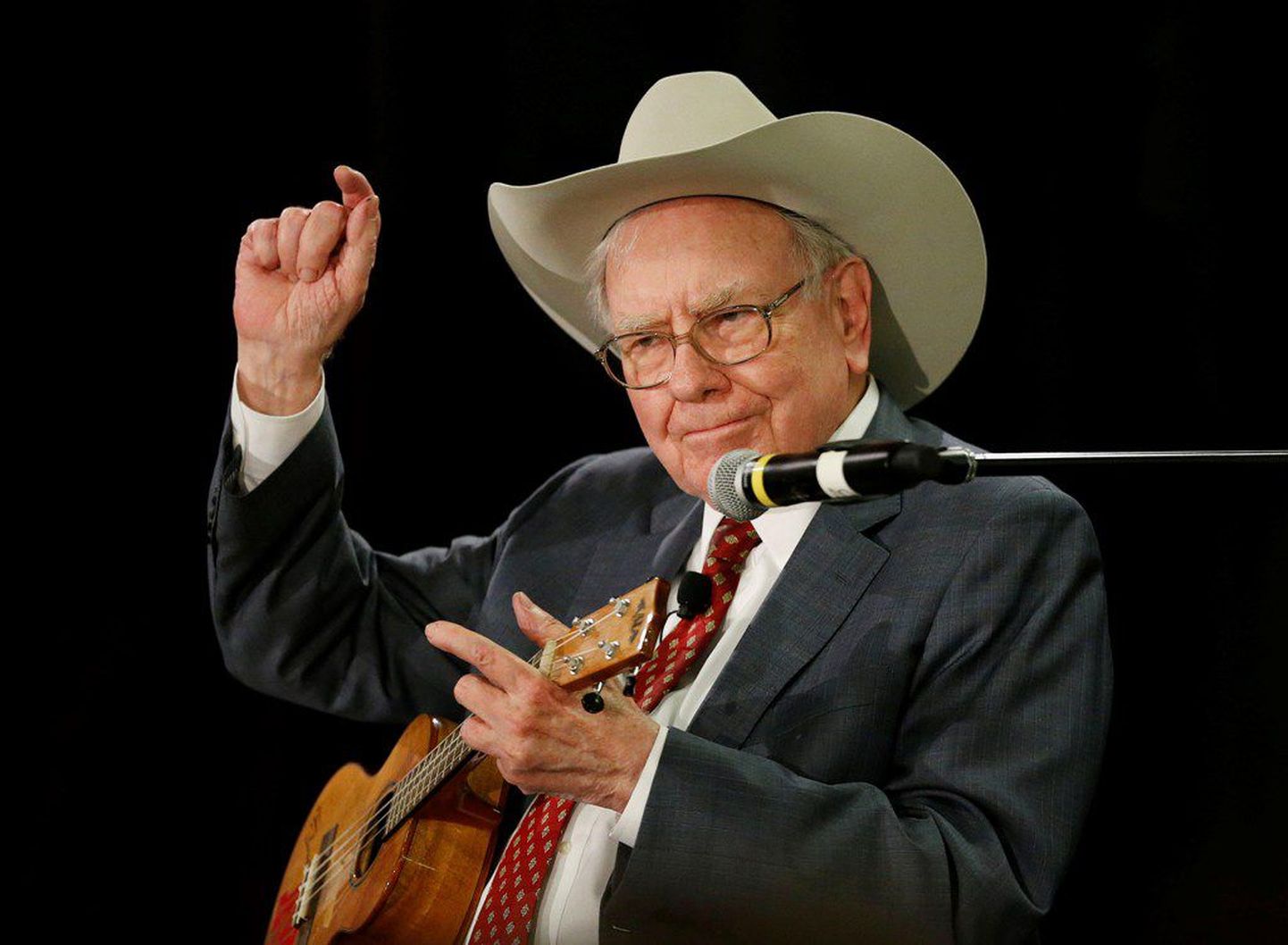 Berkshire Hathaway tegevjuht Warren Buffett laval oma ustava ukulelega.