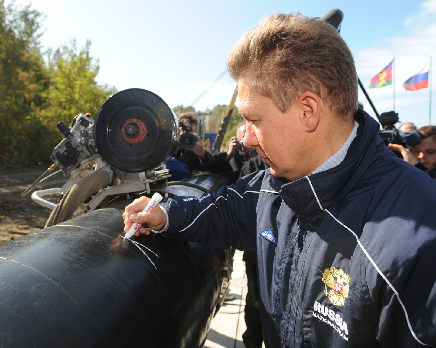 Gazpromi juht Aleksei Miller gaasitorustiku juures.