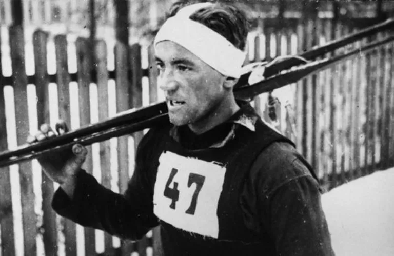 Vello Kaaristo 1938. aastal, õlal Narva kuulsa suusameistri Alfons Matso valmistatud suusad.