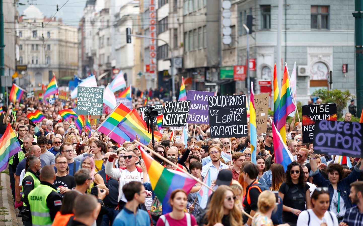 Bosnia ja Hertsegoviina esimesel seksuaalvähemuste paraadil osalejad.