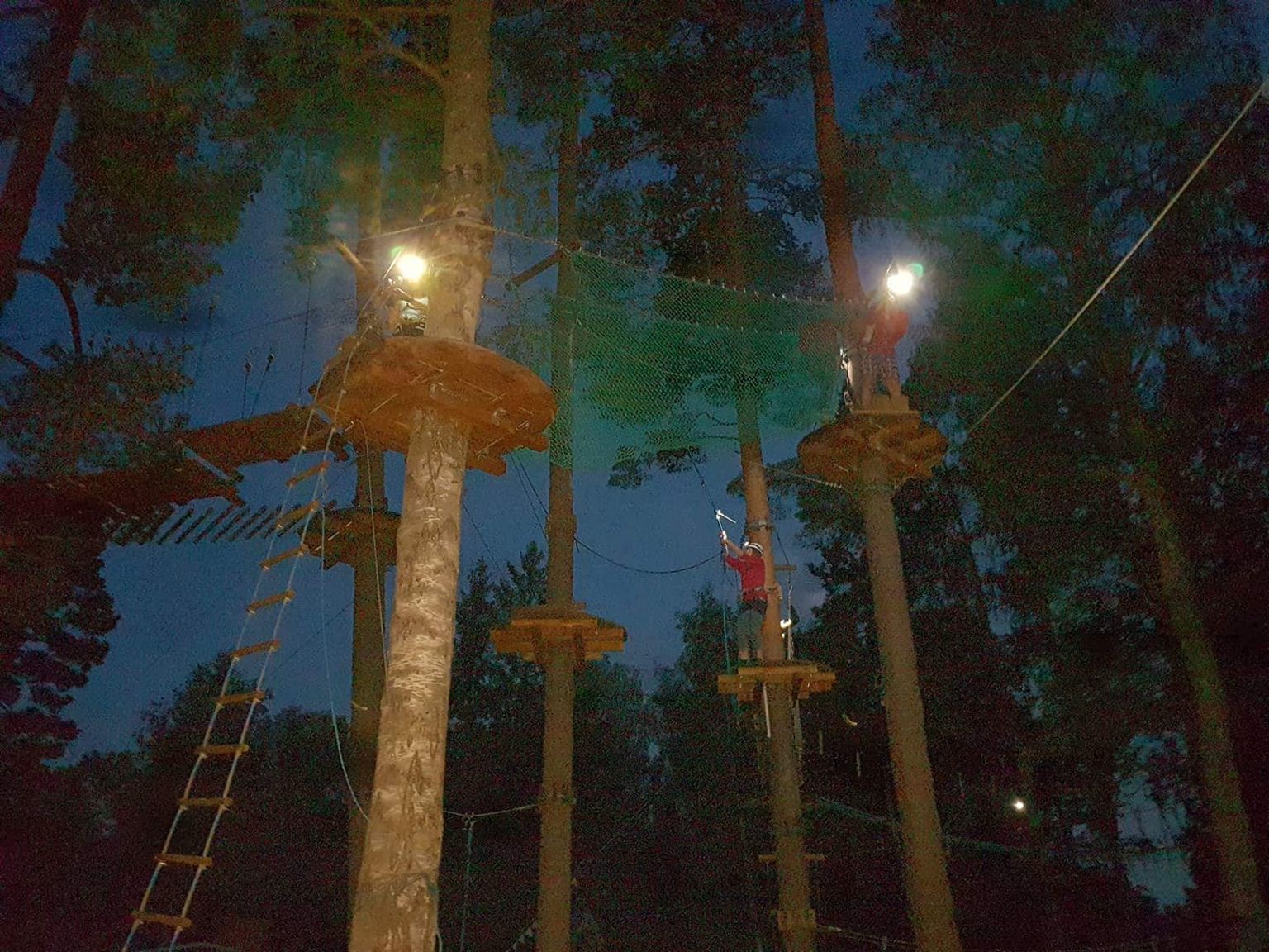Erinevates Eesti seiklusparkides on öösel puude otsas ronimine väga menukaks osutunud.
