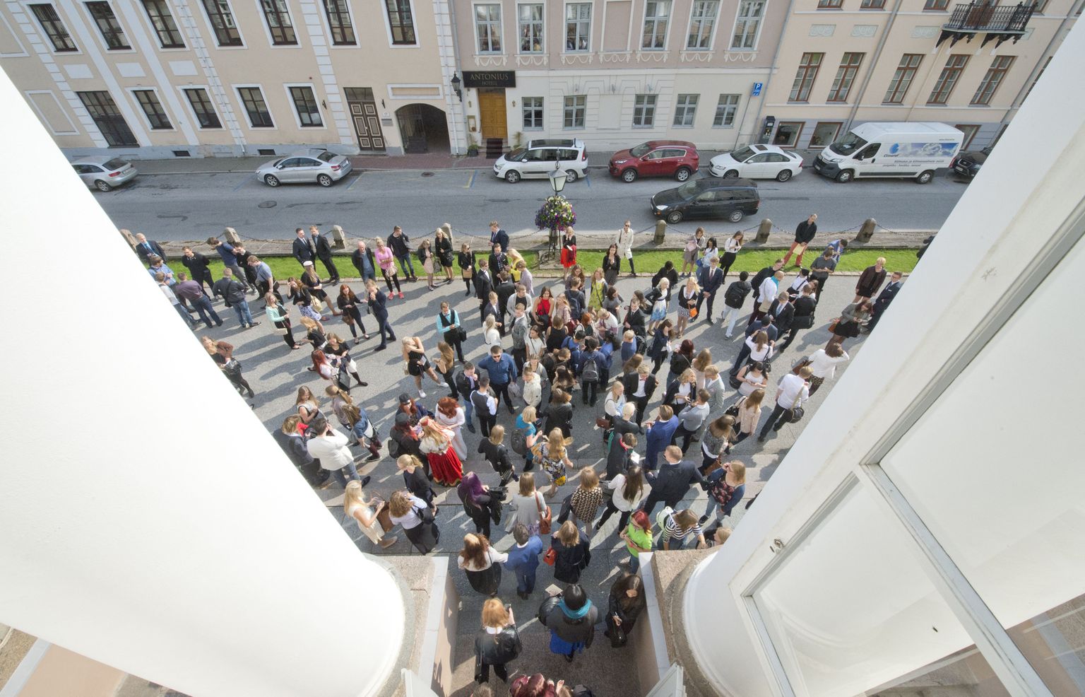 Üliõpilased Tartu ülikooli peahoone ees.