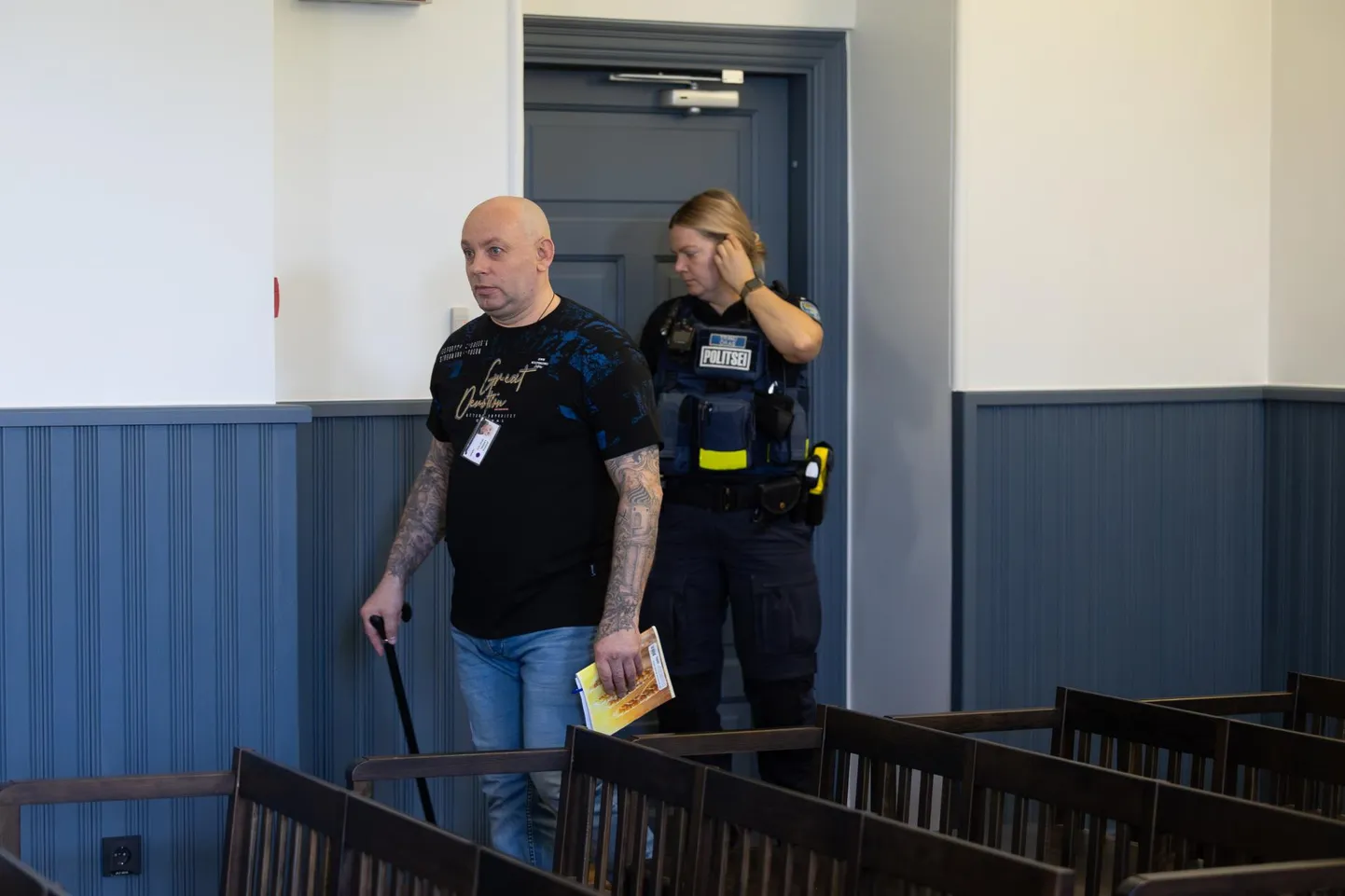 Jevgeni Laugal toetus kohtuistungite ajal kepile, sest oli endale noaga jalga lüües tekitanud raske vigastuse.