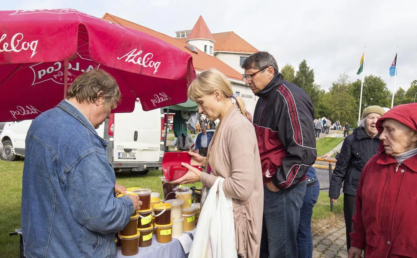 Mett jagus festivalil nii Karksi-Nuia kultuurikeskuse saali, tänavale kui laadaplatsiks kujundatud parklasse. Magus kraam oli kohale meelitanud suure hulga inimesi ja paljud neist ei piirdunud ühe purgiga.