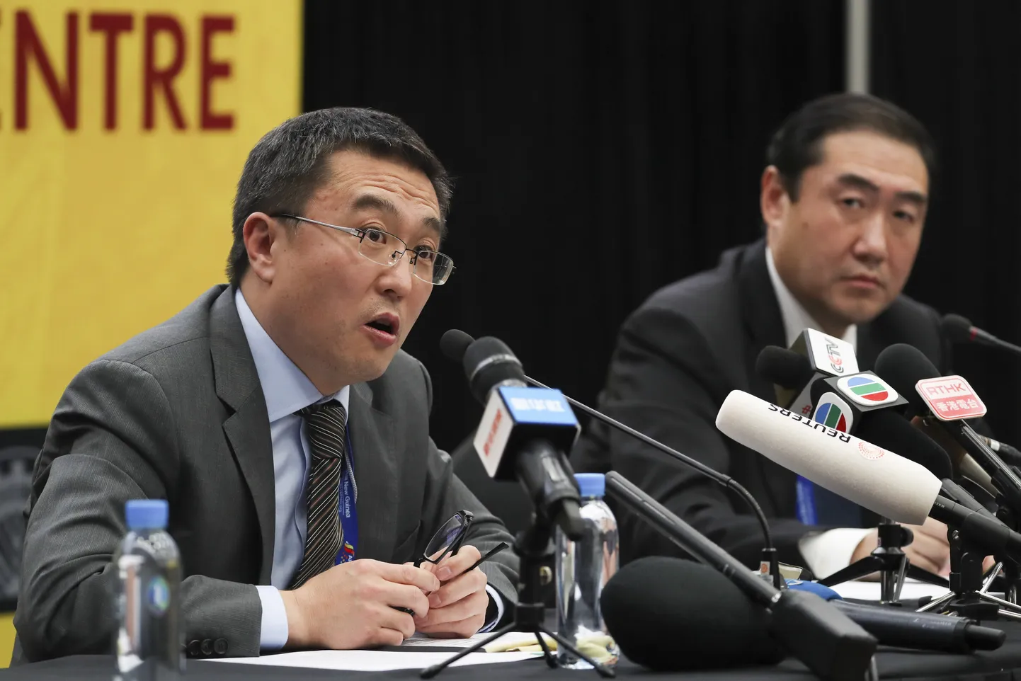Hiina delegatsiooni esindajad Wang Xiaolong ja Zhang Shaogang selgitamas riigi positsioone APECi kongressil Paapua Uus-Guineas.