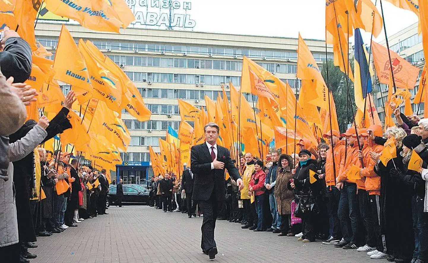 Президент Украины Виктор Ющенко посетил вчера Центральную избирательную комиссию (ЦИК), чтобы подать документы на регистрацию его кандидатом в президенты.