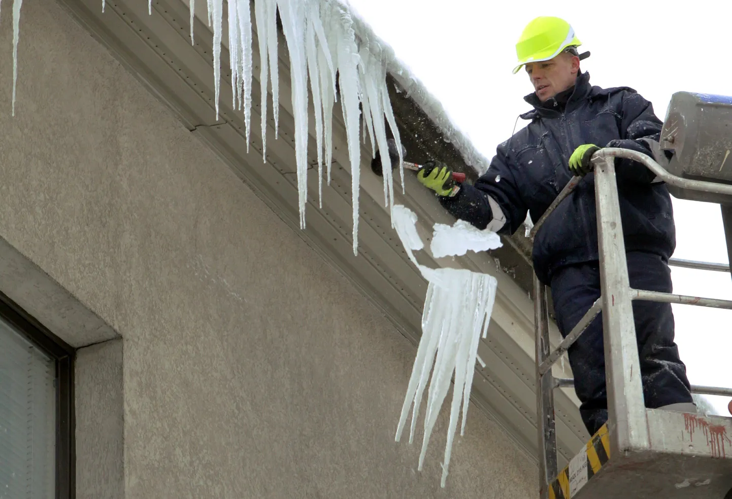 Eile eemaldati Pärnus maksu- ja tolliameti Õhtu põik asuva hoone katuselt ohtlikud jääpurikad.
